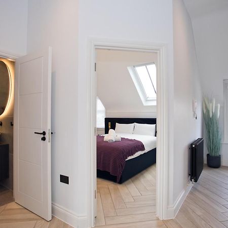 Ultra Stylish Apt Set In An Affluent Location Пул Екстериор снимка