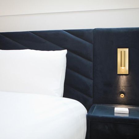 Ultra Stylish Apt Set In An Affluent Location Пул Екстериор снимка