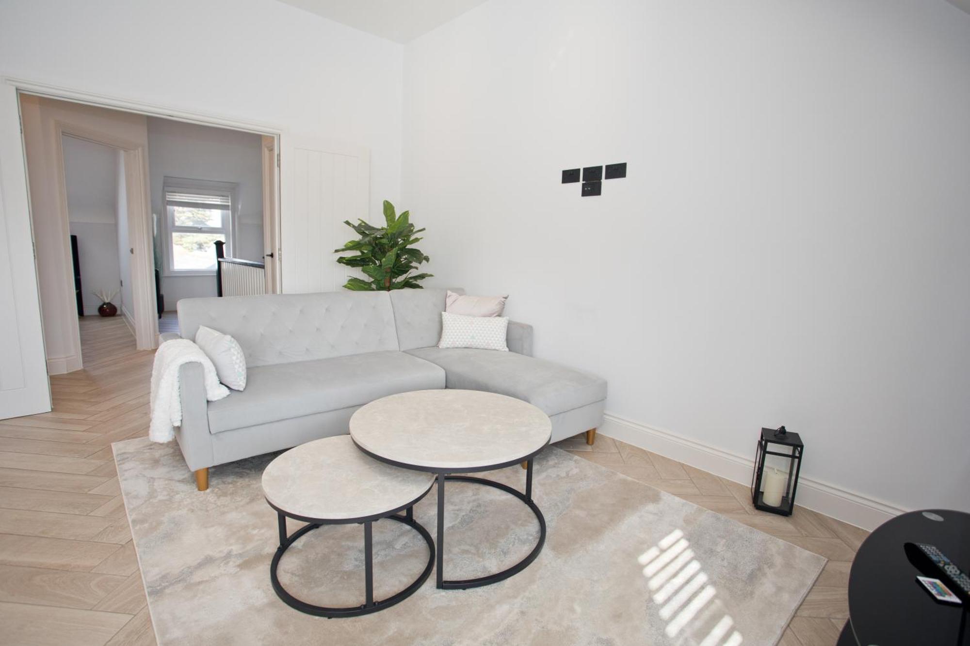Ultra Stylish Apt Set In An Affluent Location Пул Екстериор снимка