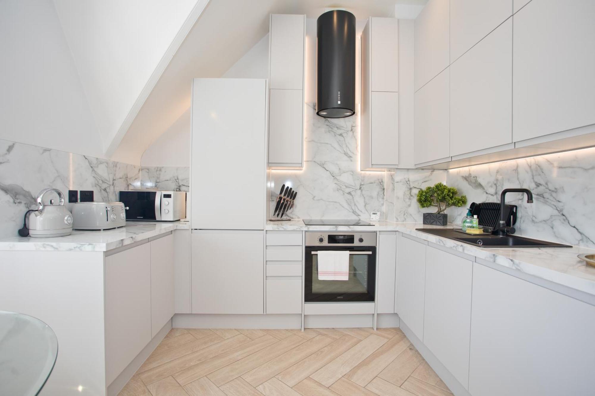 Ultra Stylish Apt Set In An Affluent Location Пул Екстериор снимка