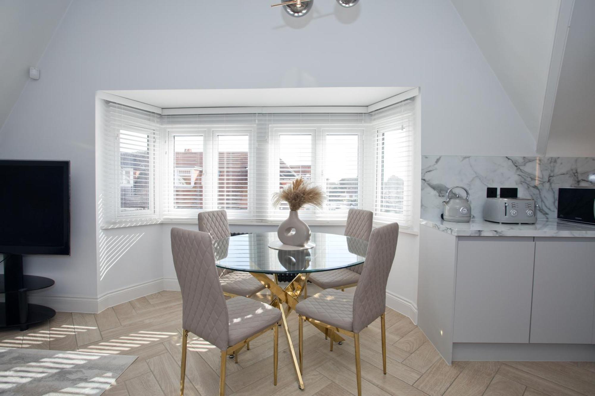 Ultra Stylish Apt Set In An Affluent Location Пул Екстериор снимка