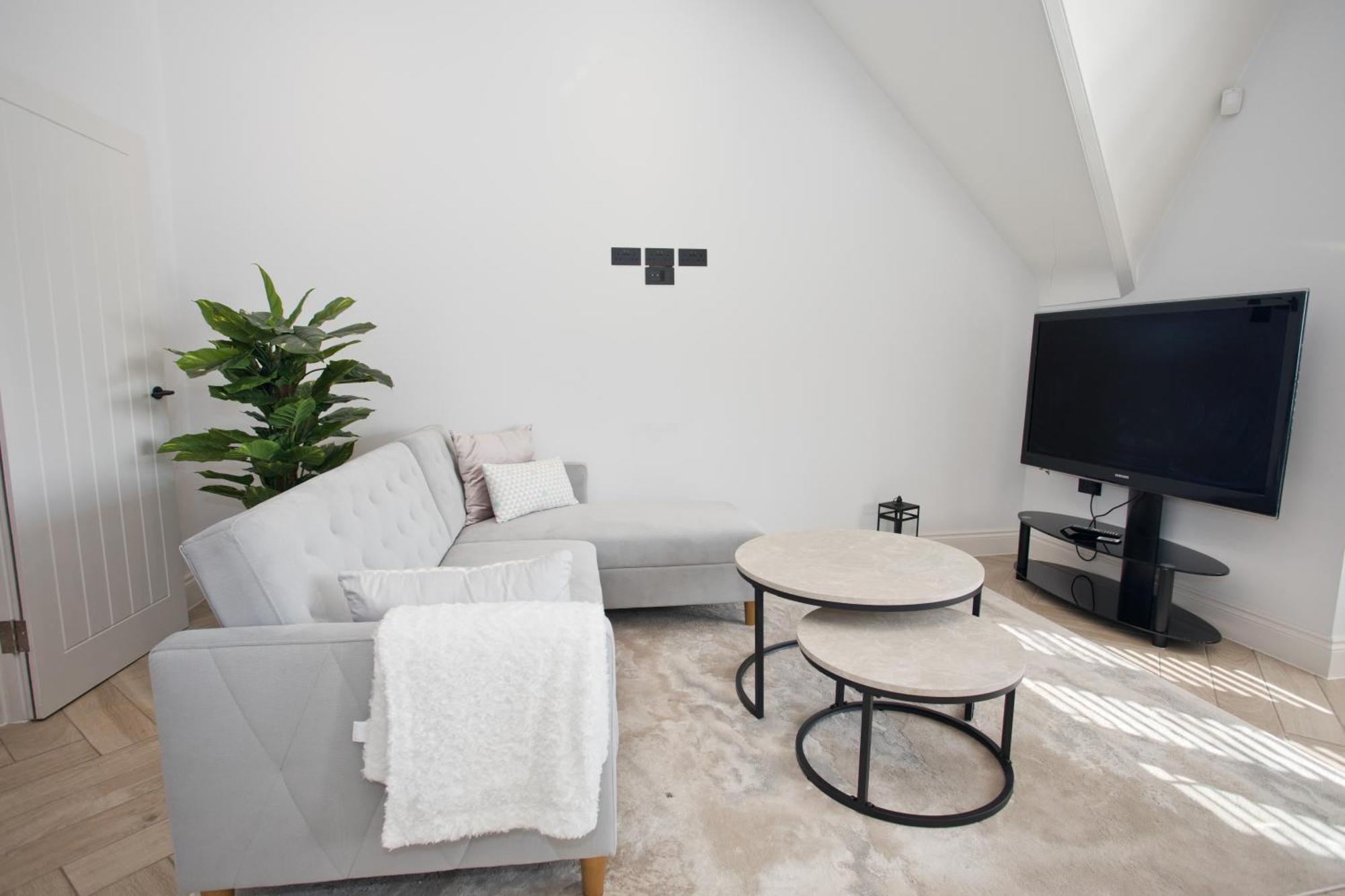 Ultra Stylish Apt Set In An Affluent Location Пул Екстериор снимка