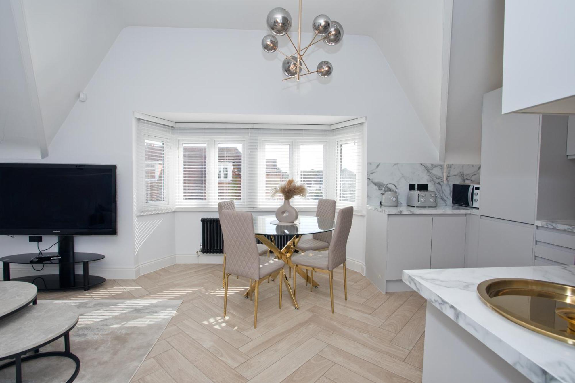 Ultra Stylish Apt Set In An Affluent Location Пул Екстериор снимка