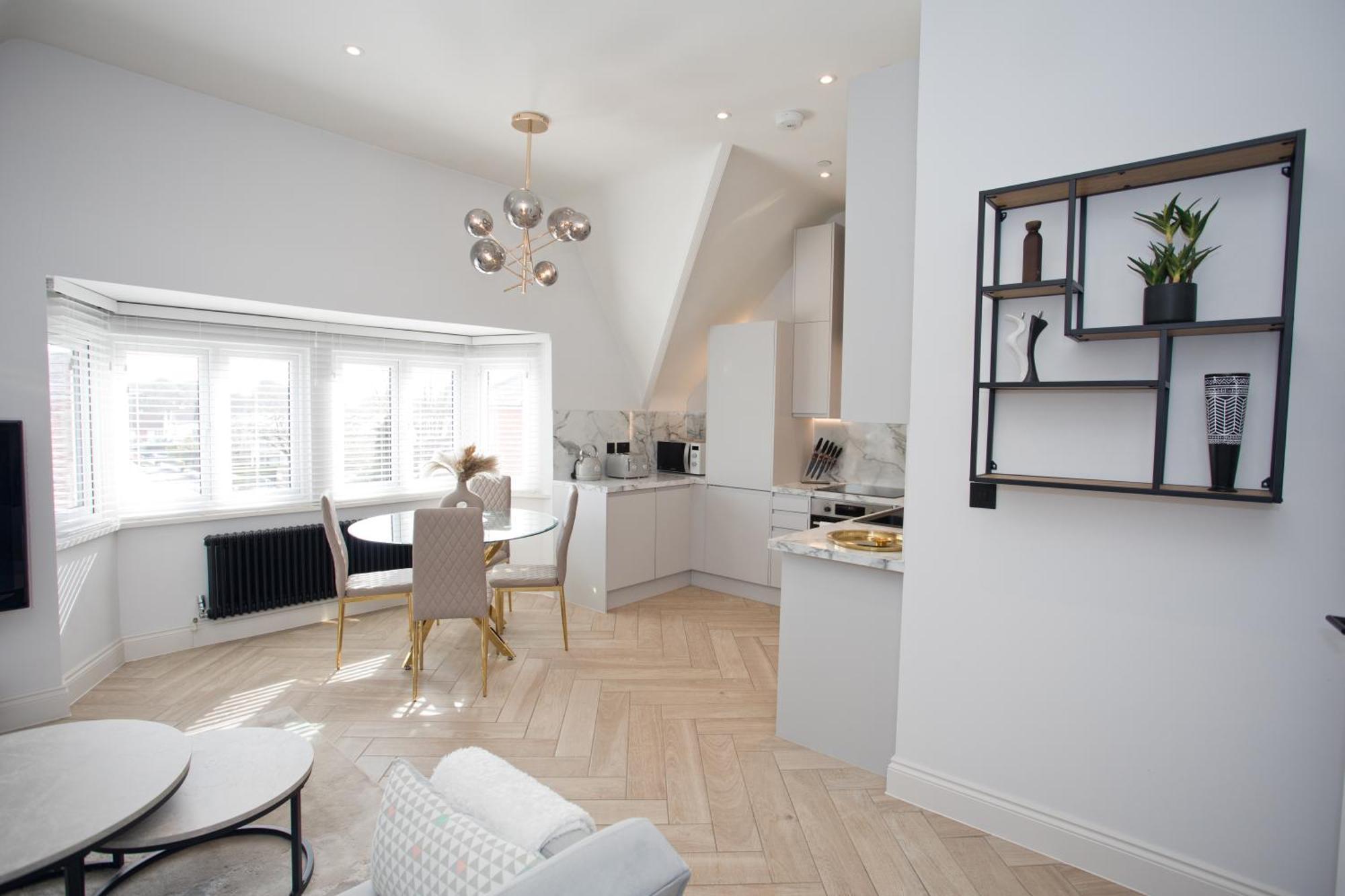 Ultra Stylish Apt Set In An Affluent Location Пул Екстериор снимка