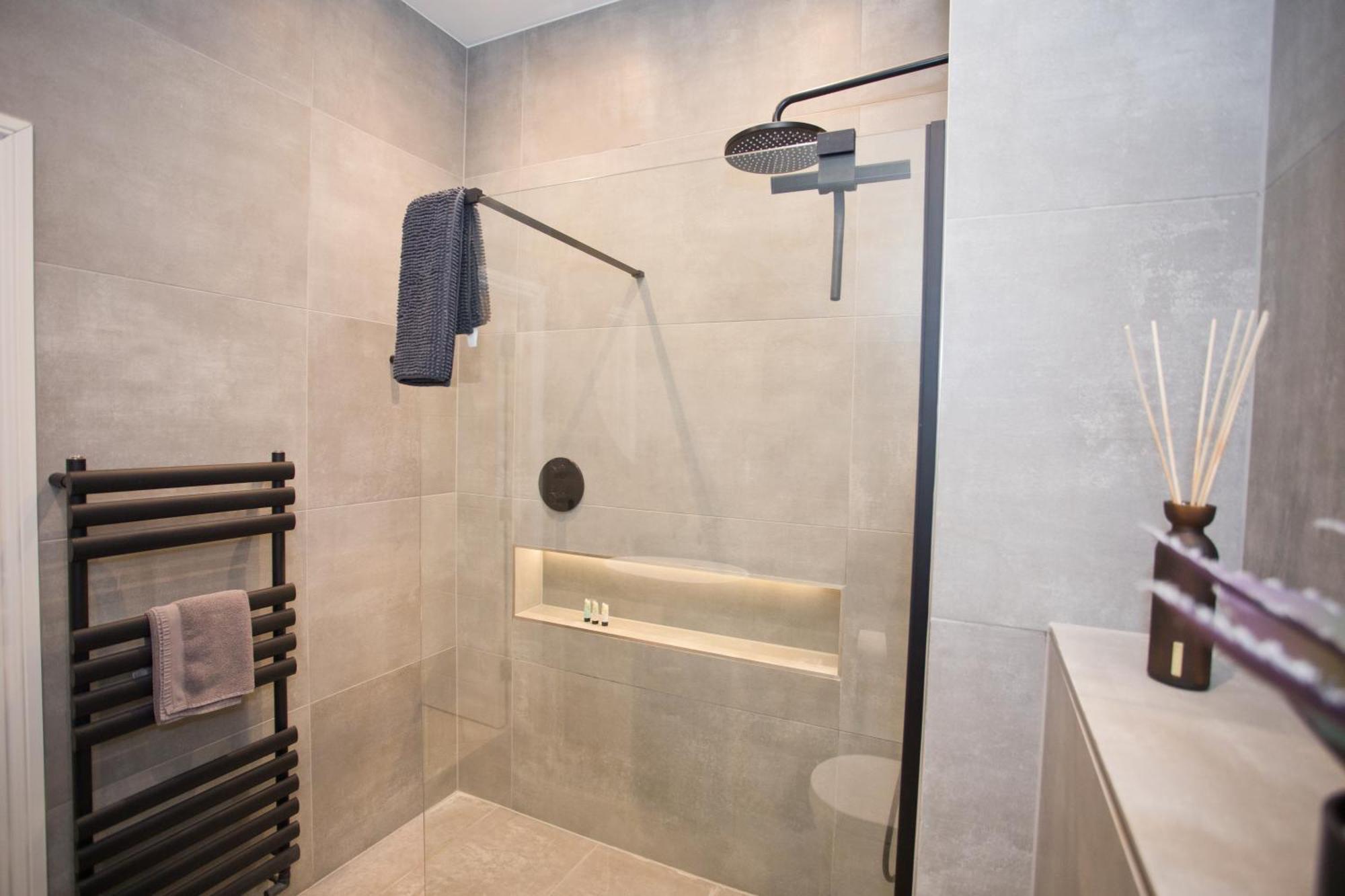Ultra Stylish Apt Set In An Affluent Location Пул Екстериор снимка