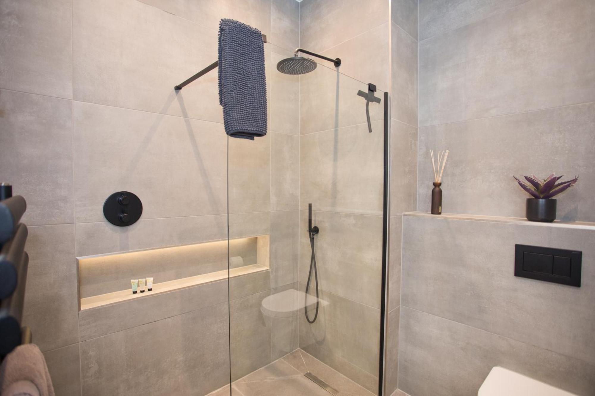 Ultra Stylish Apt Set In An Affluent Location Пул Екстериор снимка