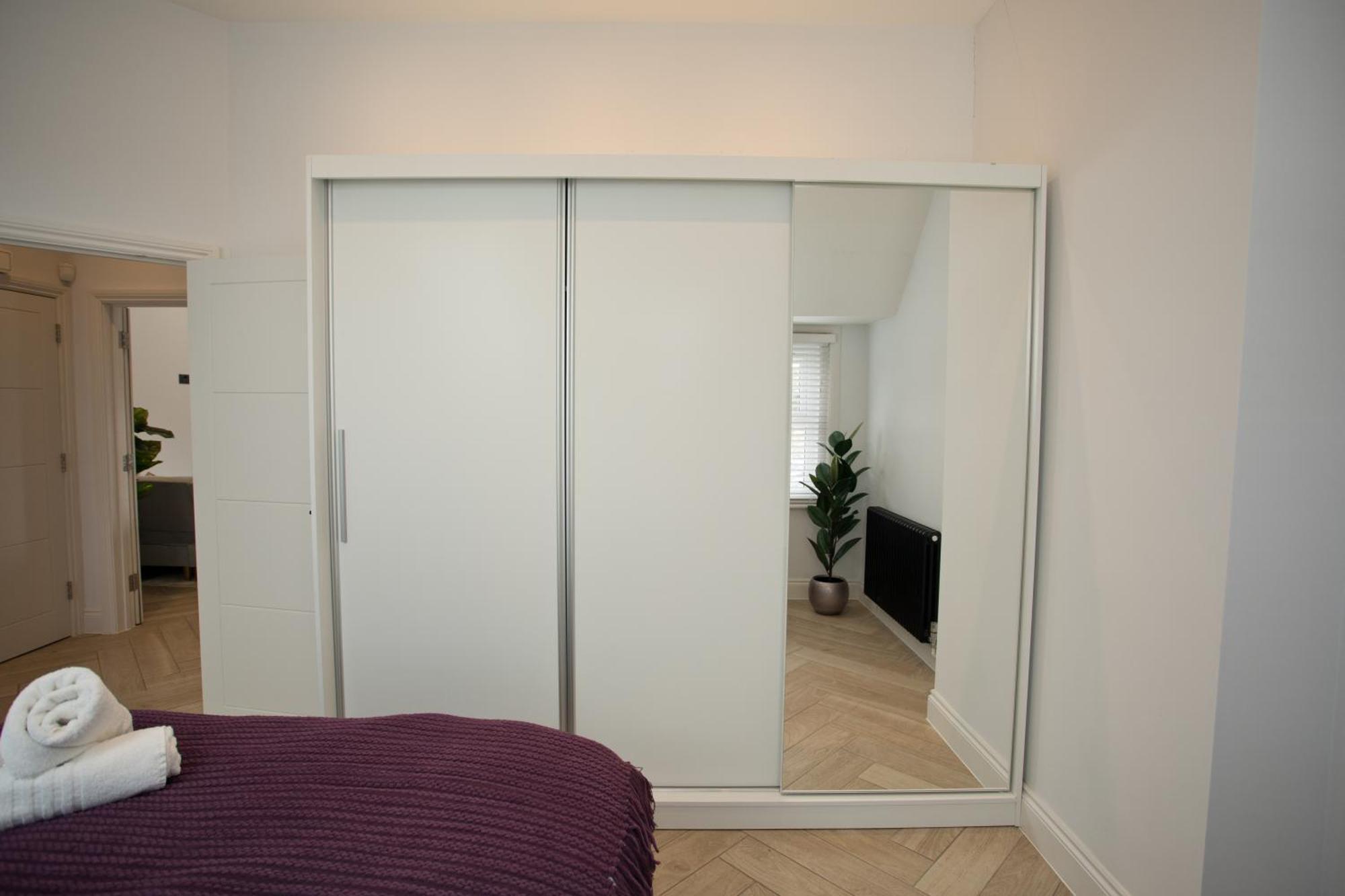 Ultra Stylish Apt Set In An Affluent Location Пул Екстериор снимка