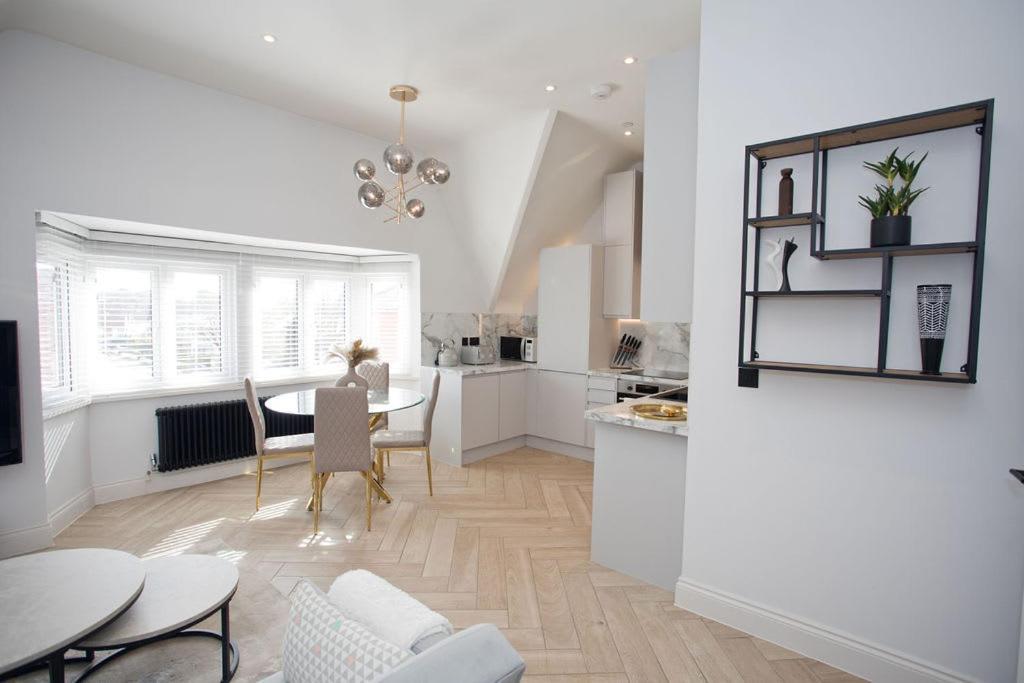 Ultra Stylish Apt Set In An Affluent Location Пул Екстериор снимка