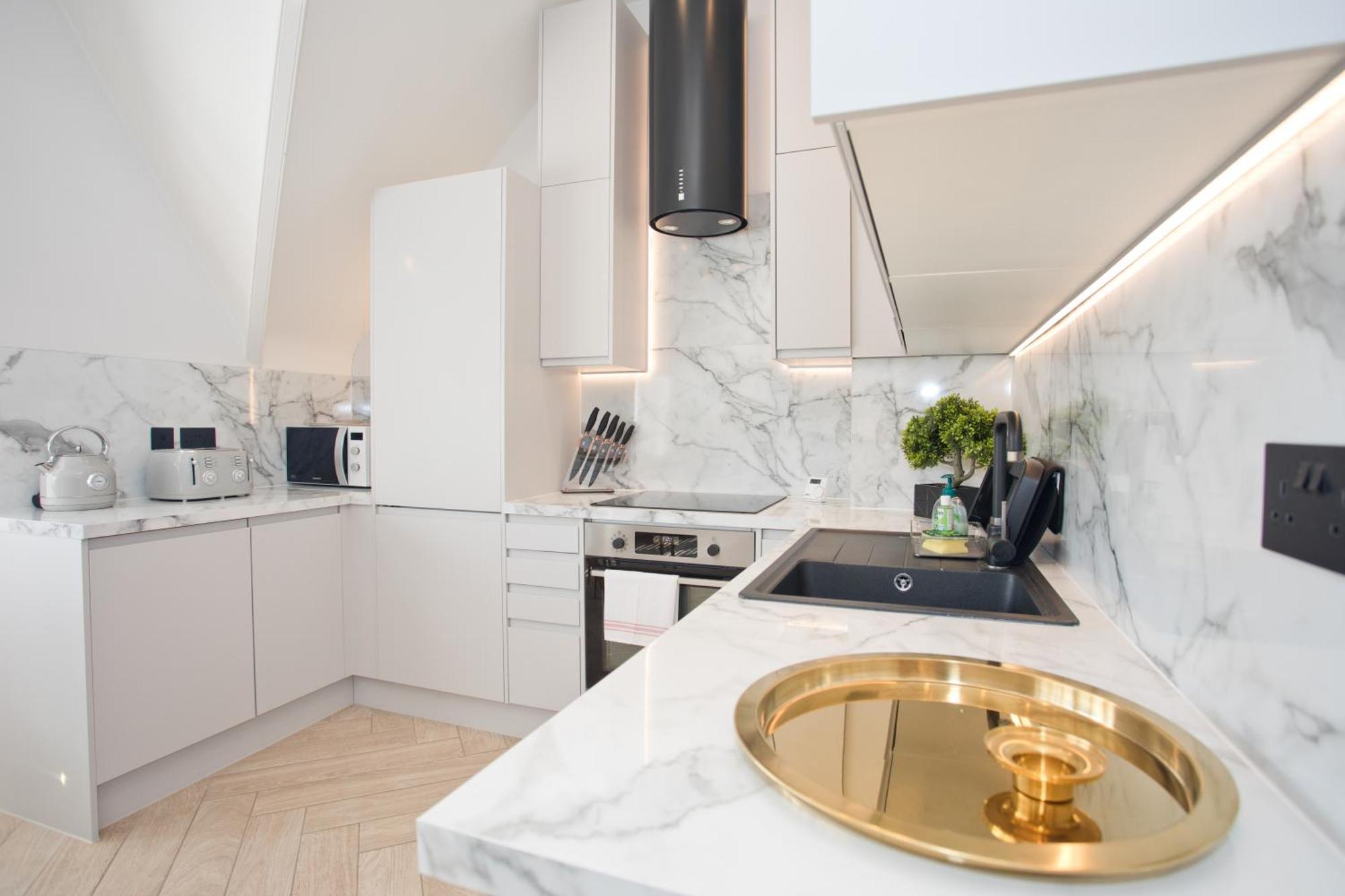 Ultra Stylish Apt Set In An Affluent Location Пул Екстериор снимка