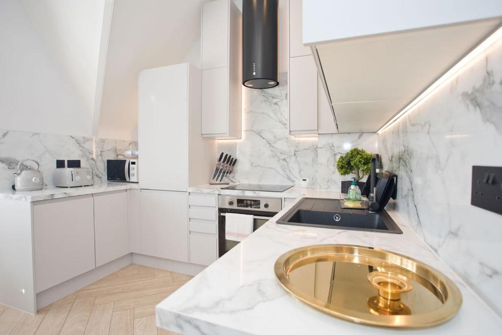 Ultra Stylish Apt Set In An Affluent Location Пул Екстериор снимка