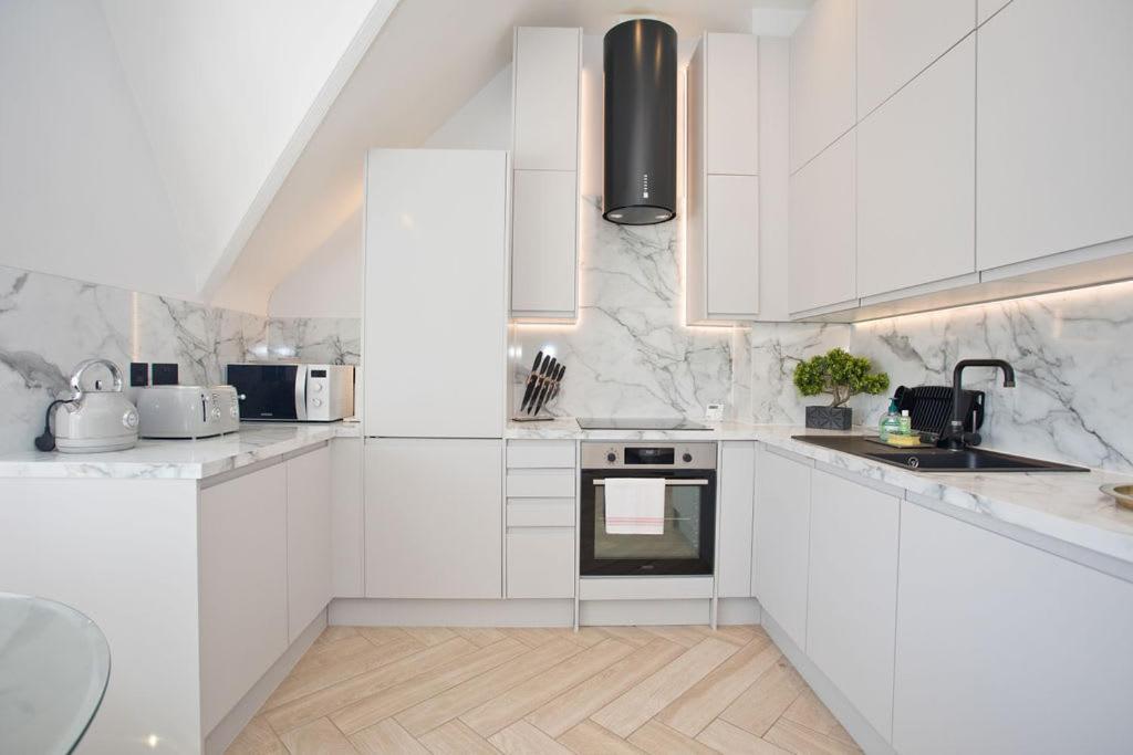 Ultra Stylish Apt Set In An Affluent Location Пул Екстериор снимка
