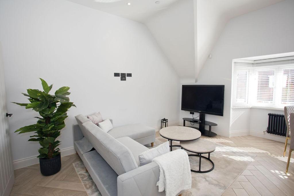 Ultra Stylish Apt Set In An Affluent Location Пул Екстериор снимка