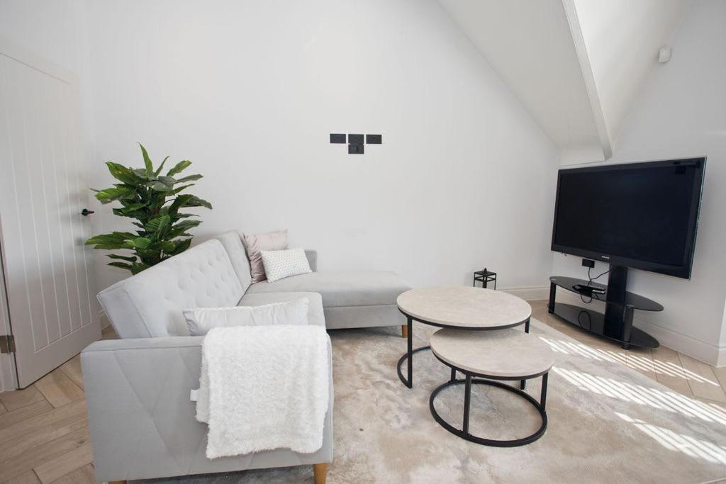 Ultra Stylish Apt Set In An Affluent Location Пул Екстериор снимка