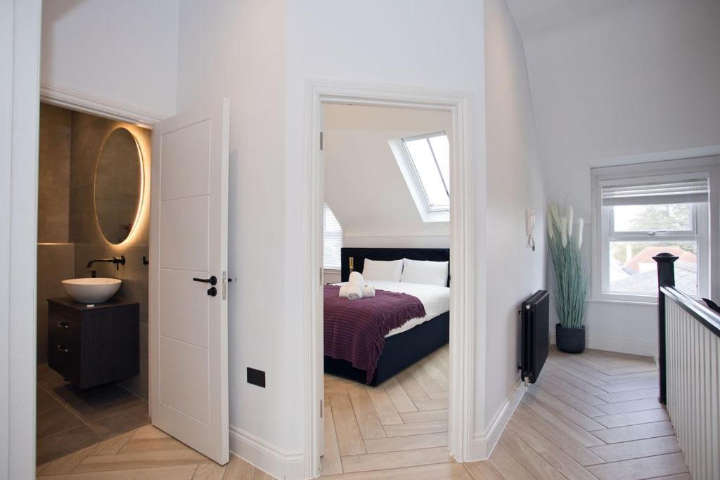 Ultra Stylish Apt Set In An Affluent Location Пул Екстериор снимка
