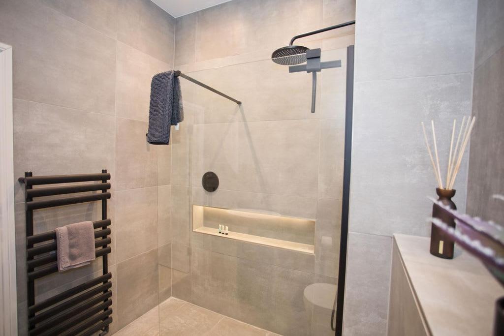 Ultra Stylish Apt Set In An Affluent Location Пул Екстериор снимка