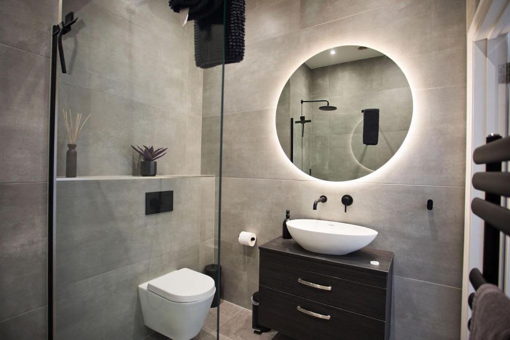 Ultra Stylish Apt Set In An Affluent Location Пул Екстериор снимка