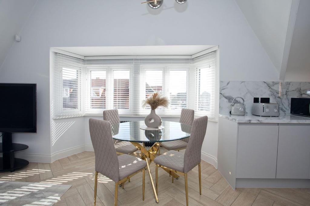Ultra Stylish Apt Set In An Affluent Location Пул Екстериор снимка