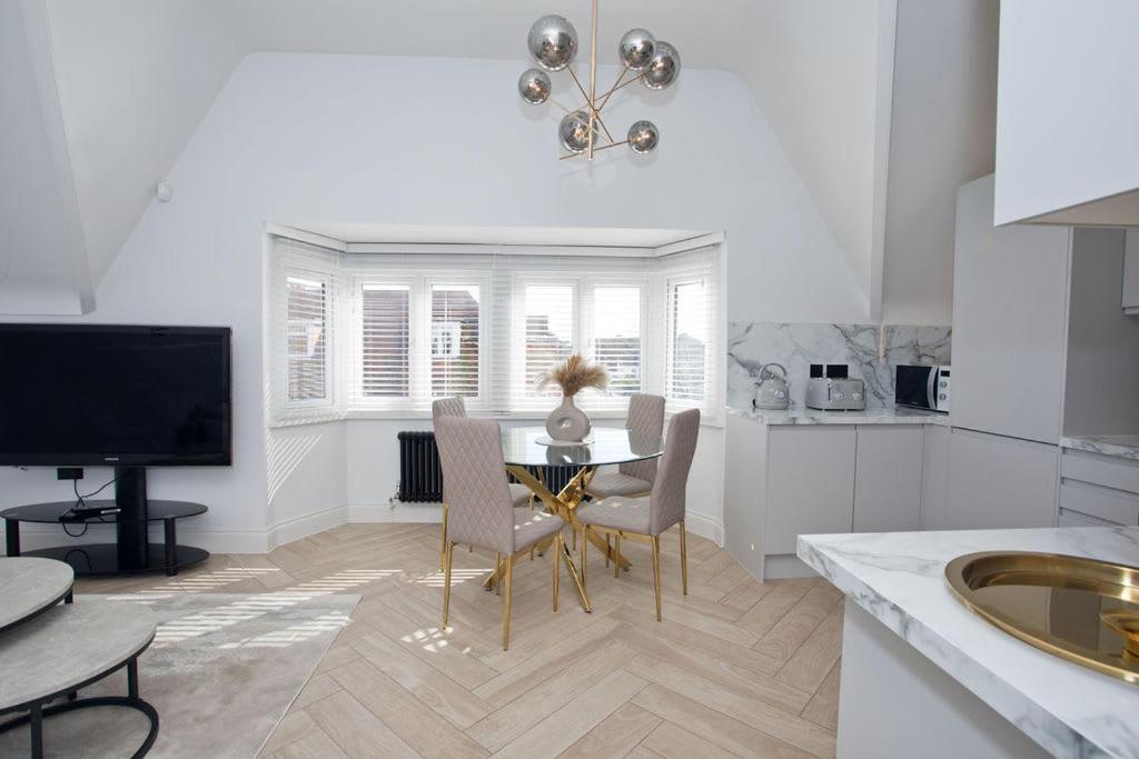 Ultra Stylish Apt Set In An Affluent Location Пул Екстериор снимка
